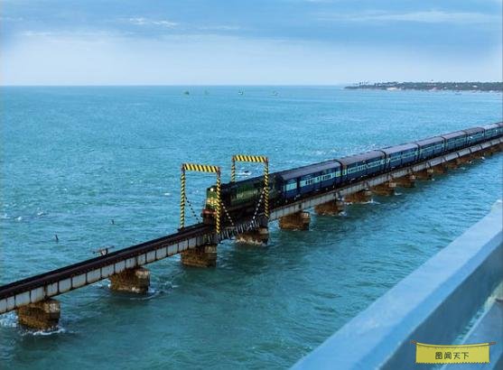 印度一百年前修建的跨海铁路大桥，长2公里，宛如海上列车！